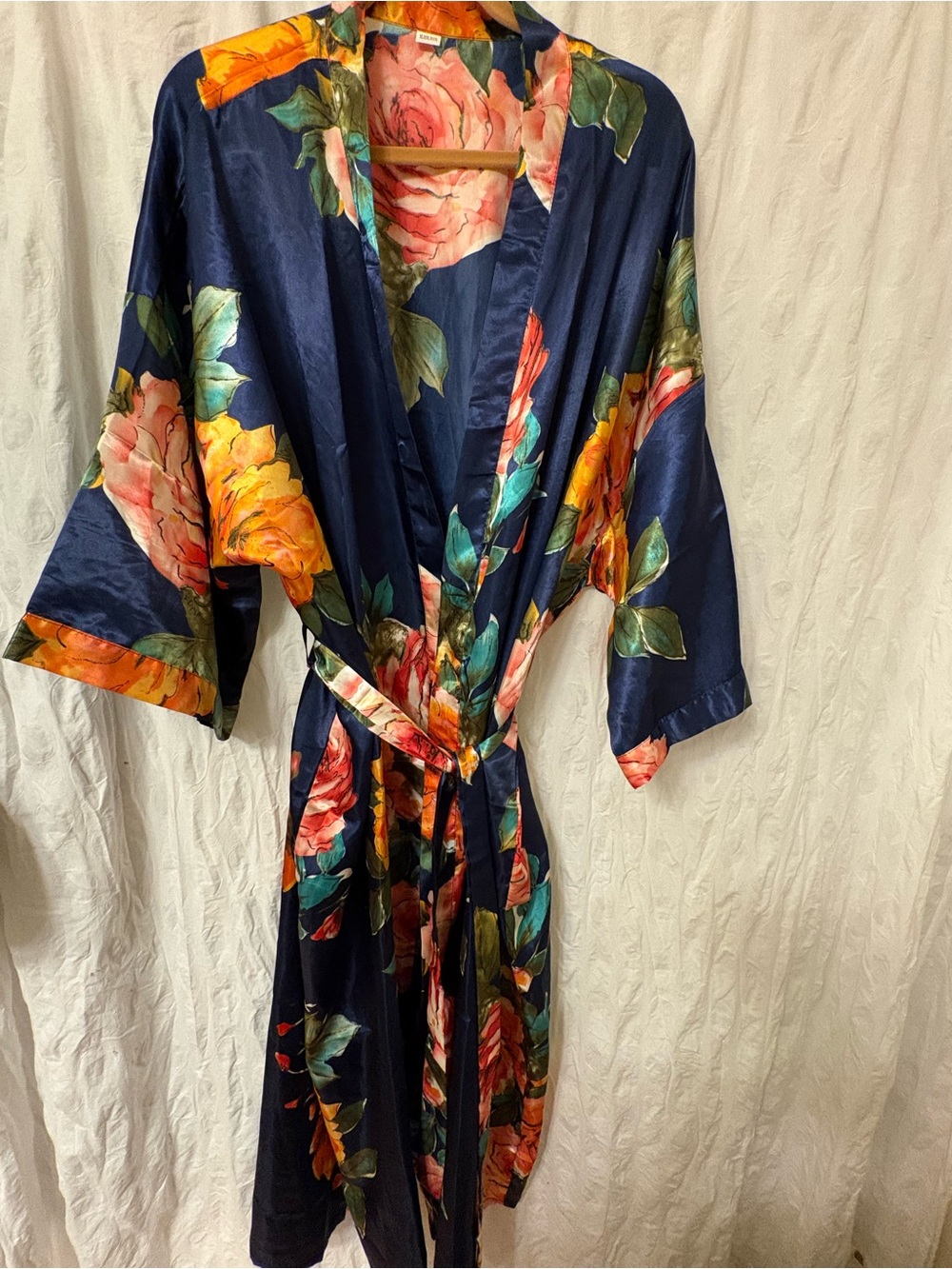 Lovely floral sash tie robe. Women’s 1X/2X.